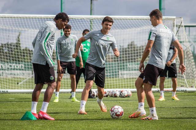 因凡蒂诺晒与印尼足协主席托希尔合照