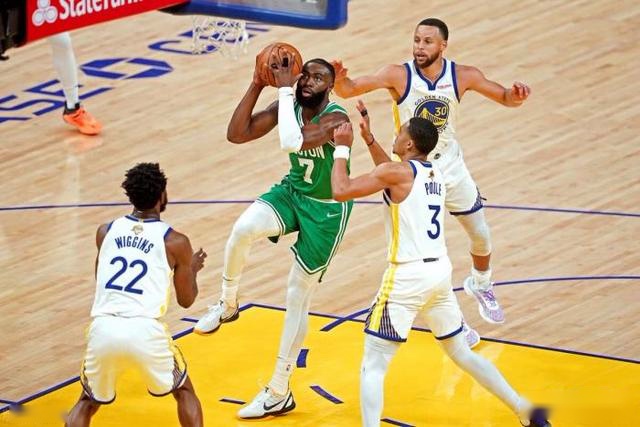 库里31分詹姆斯40+8+9 勇士力克湖人回西部第9